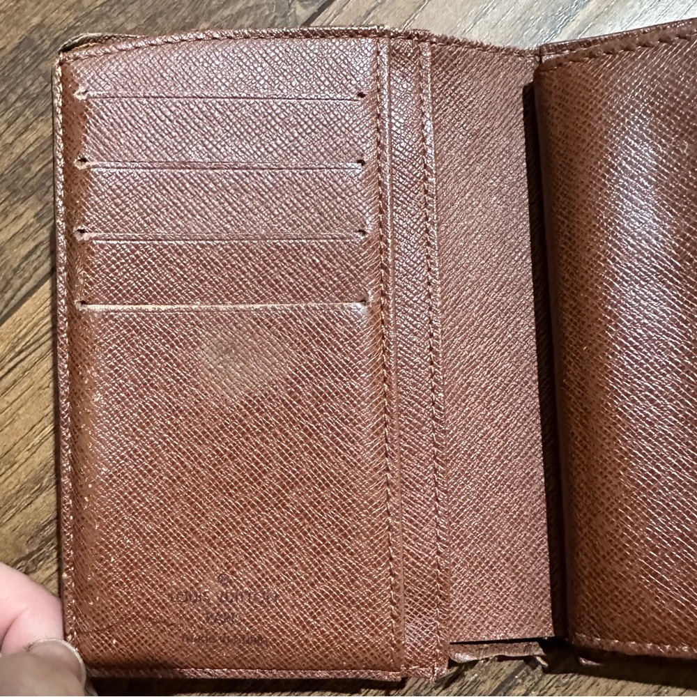 AUTHENTIC Louis Vuitton wallet. Monogram pattern. - Picture 4 of 16